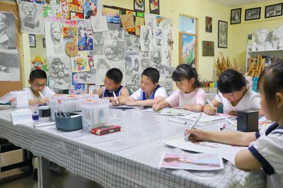 突泉县举办暑期绘画技术培训活动 助力青少年缤纷暑假快乐成长